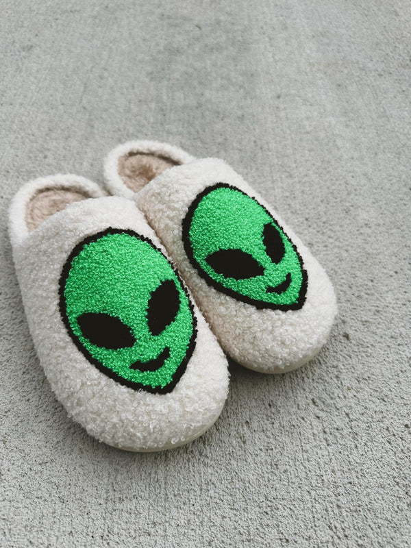 alien slippers, alien face slippers, best slippers, sherpa slippers, manifesting daydreams, comfy slippers