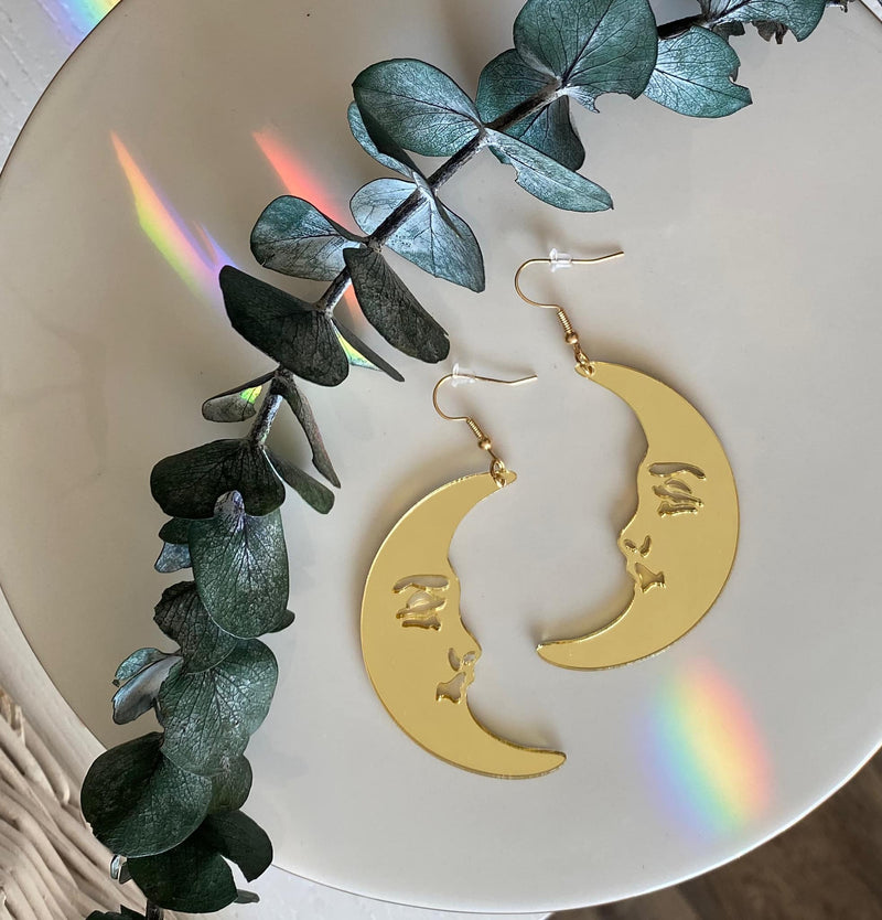 Add a touch of celestial charm to your ensemble with our hanging mirrored moon earrings. These amazing earrings feature delicate mirrored crescent moons with reflective surfaces that beautifully capture and play with light, creating a mesmerizing shimmering effect. 