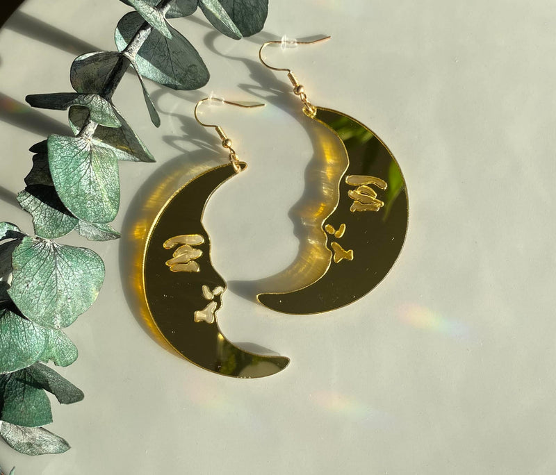 Add a touch of celestial charm to your ensemble with our hanging mirrored moon earrings. These amazing earrings feature delicate mirrored crescent moons with reflective surfaces that beautifully capture and play with light, creating a mesmerizing shimmering effect. 