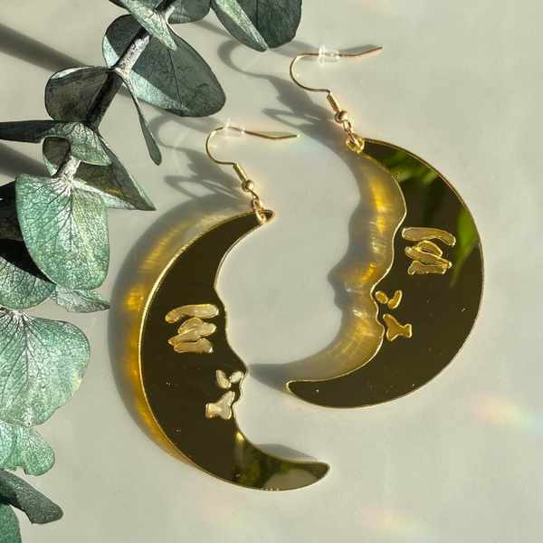 Add a touch of celestial charm to your ensemble with our hanging mirrored moon earrings. These amazing earrings feature delicate mirrored crescent moons with reflective surfaces that beautifully capture and play with light, creating a mesmerizing shimmering effect. 